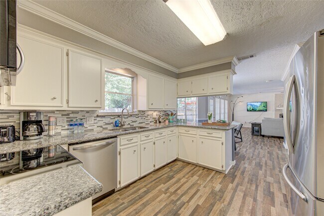 Building Photo - 17206 Seven Pines Dr
