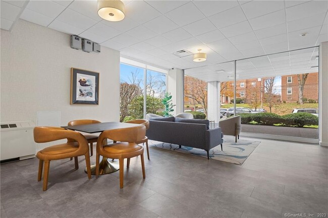 Building Photo - 891 Farmington Ave
