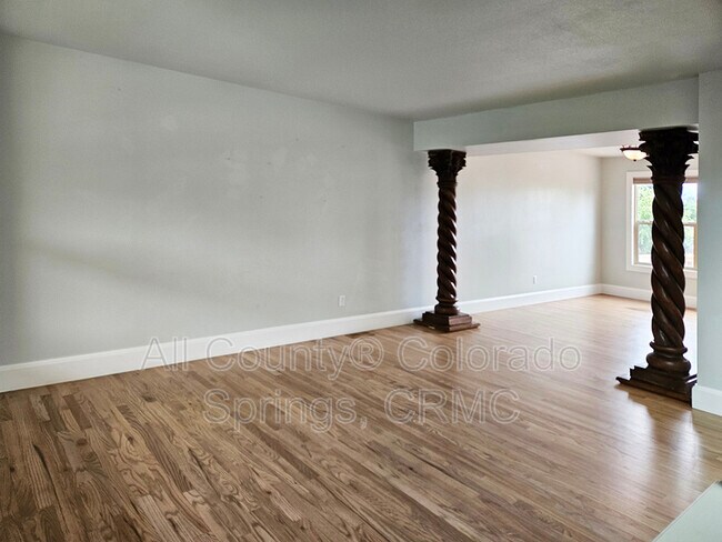 Building Photo - 2615 Helmsdale Dr