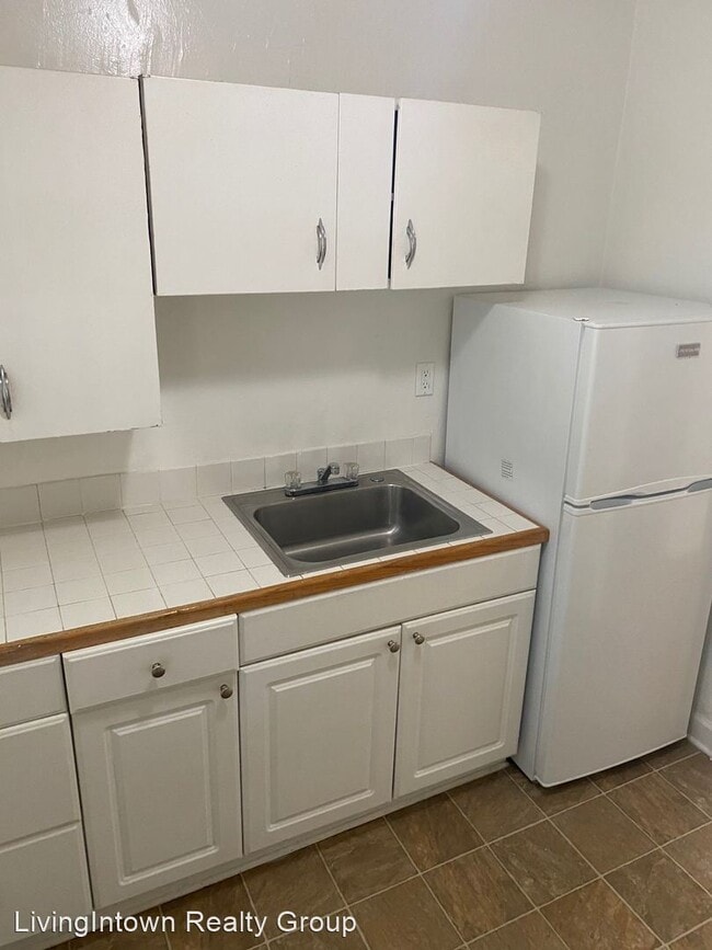 Building Photo - 1 br, 1 bath Apartment - 589-603 Seminole ...