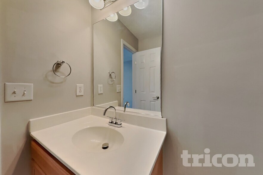 Building Photo - 1709 Fern Hill Dr