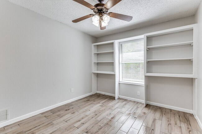Building Photo - Easy Access to Highways with this 3BR in A...
