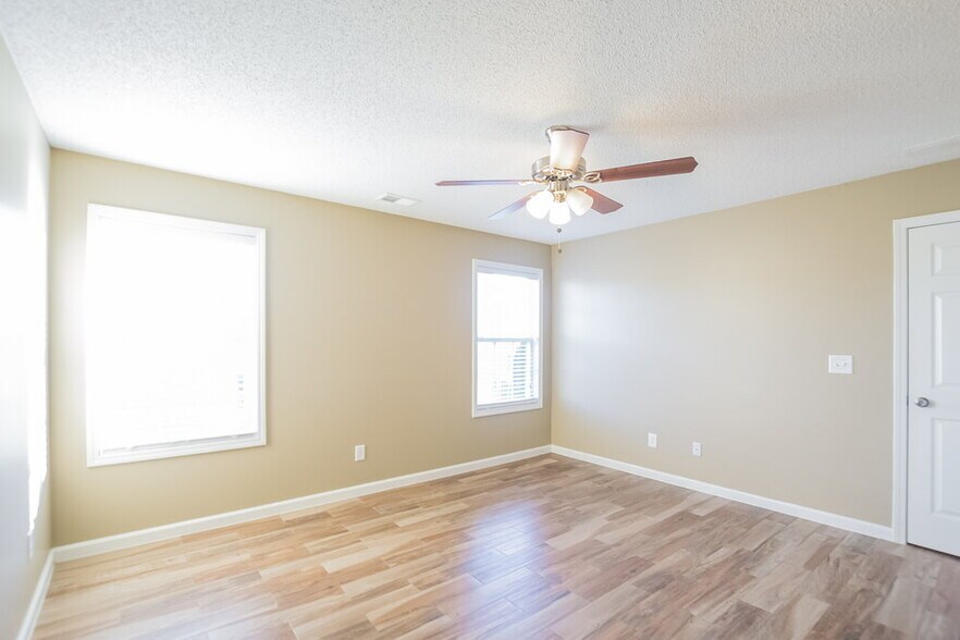 Building Photo - 240 Greystone Cir
