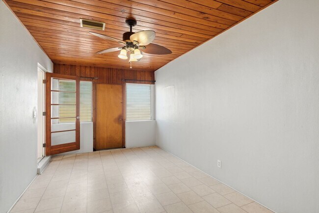Building Photo - Remodeled 3/1 Home