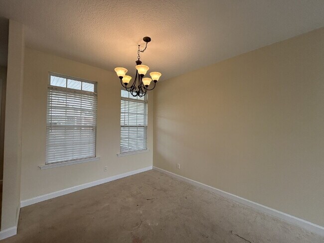 Building Photo - Town House For Rent