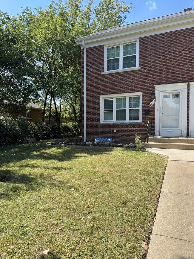 Building Photo - 825 N Raynor Ave