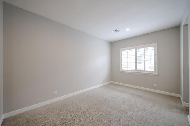 Building Photo - 1424 E Pedro Rd