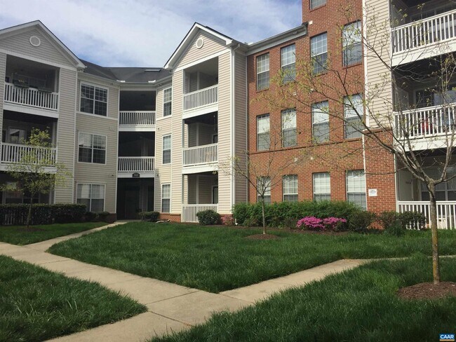 Building Photo - 300 Riverbend Dr