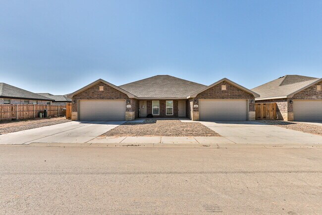 Primary Photo - Great townhome!