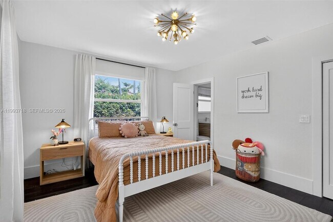 Building Photo - 3258 Riviera Dr