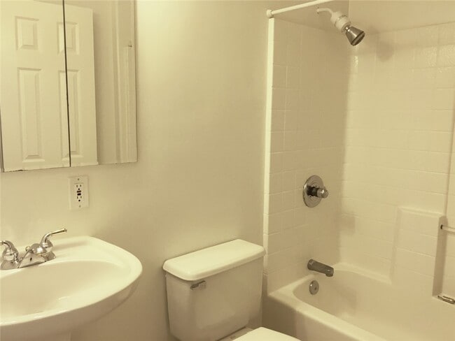 Building Photo - 711 CA-1