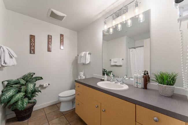 Building Photo - 2220 W Woodin Ave