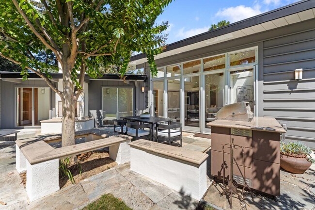 Building Photo - 705 Evergreen St