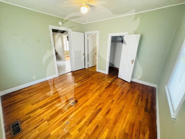 Building Photo - "Charming 2-Bedroom Haven on Main Street"