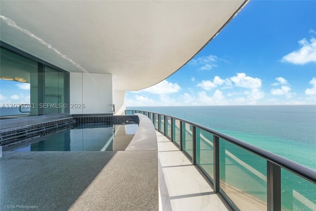 Building Photo - 18555 Collins Ave