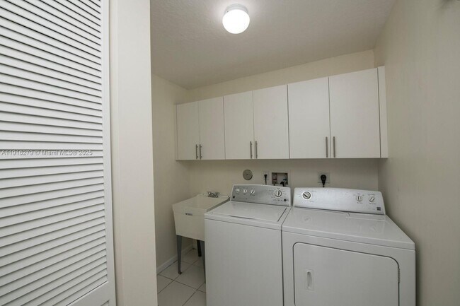 Building Photo - 15711 SW 53rd Ct