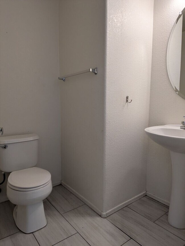 Building Photo - Northwest Beauty 3 Bedroom 3 Bath 2 Car garage