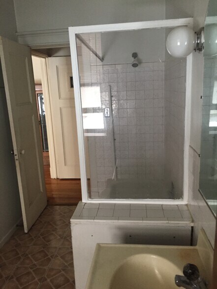 Main bathroom - 434 W Roslyn Pl