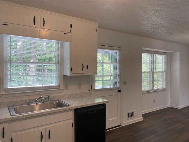 Building Photo - 290 Carmon Dr