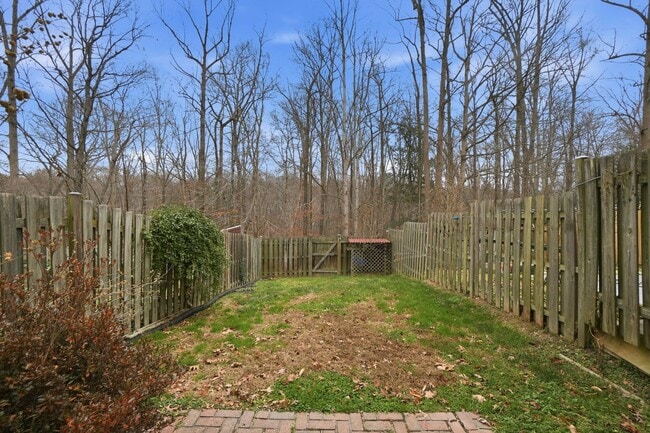 Building Photo - Welcome home to this charming three-level townhouse in the heart of Springfield!