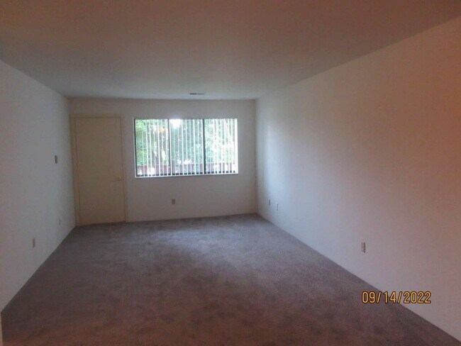 Building Photo - Available October 2025 Remodeled 2 Bedroom...