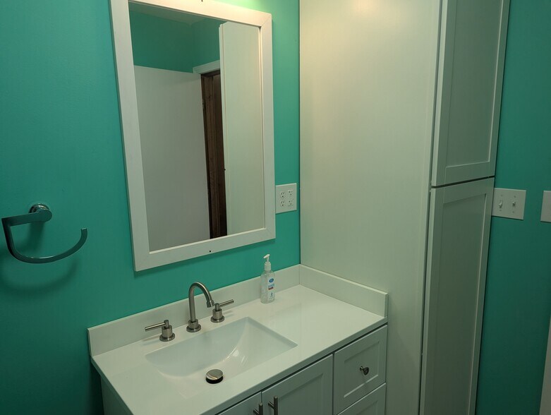 bathroom 36in vanity, 18 inch storage cabinet. - 108 Business Park Cir