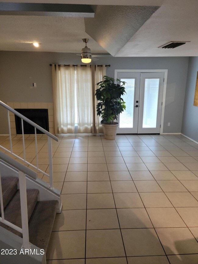 Building Photo - 815 E Grovers Ave