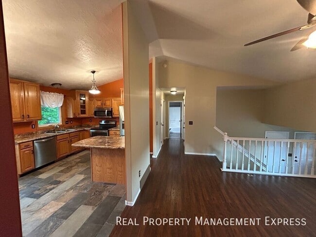 Building Photo - 4 Bedroom 2 Bathroom in SW Sioux Falls