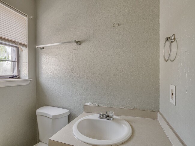 Building Photo - MOVE IN SPECIAL NO DEPOSIT OR APPLICATION ...