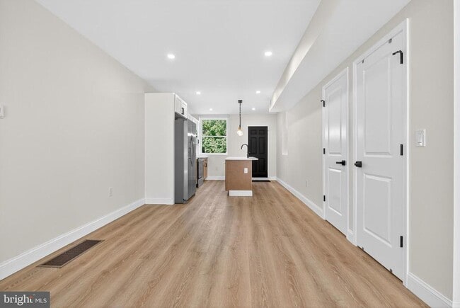 Building Photo - 5925 Woodcrest Ave