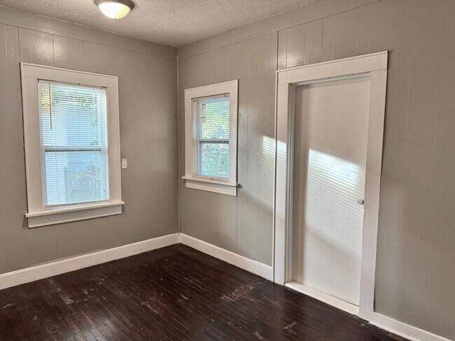 Building Photo - 3 Bed 1 Bath Craftsman Home