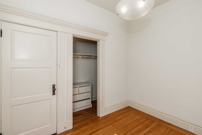 Building Photo - LARGE Full Floor 4BR/2BA. In-Unit Laundry, New Stainless Appliances!