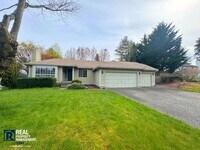 Building Photo - 3 Bedroom, 2 Bath Puyallup Home with 3-Car Garage & Spacious Fenced Yard!!
