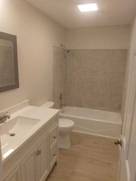Building Photo - 255 Meadowview Dr