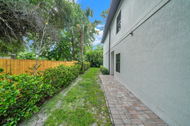 Building Photo - 407 Bella Sol Way