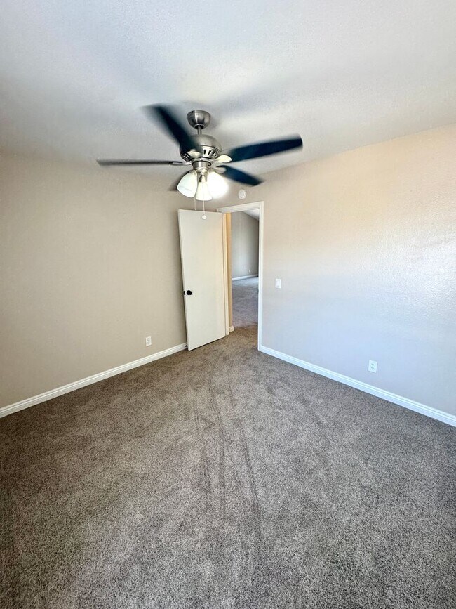 Building Photo - Charming 2 Bed/2 Bath Upstairs Condo in Qu...