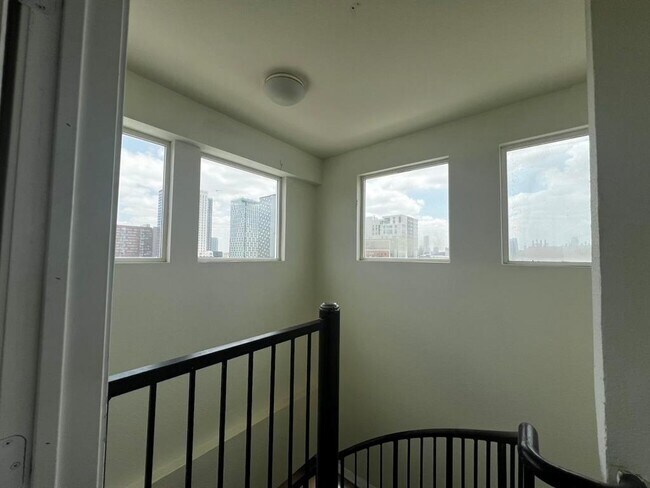 Building Photo - 910 W 25th St