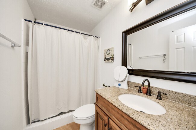Building Photo - 922 Bayhill Dr
