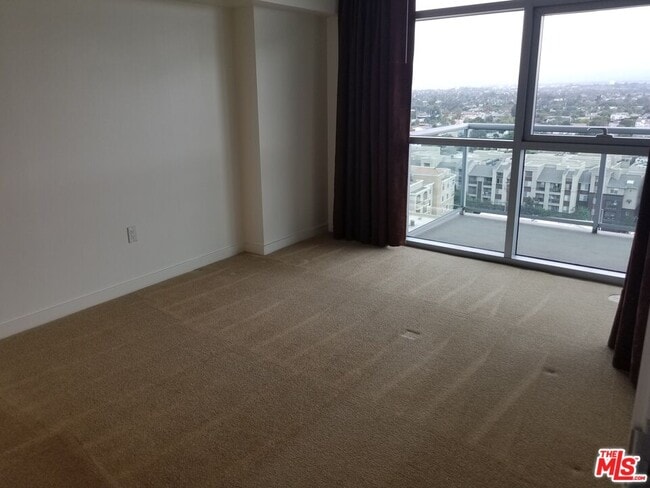Building Photo - 13700 Marina Pointe Dr