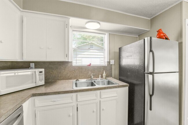 Building Photo - 23807 Red Oak Dr
