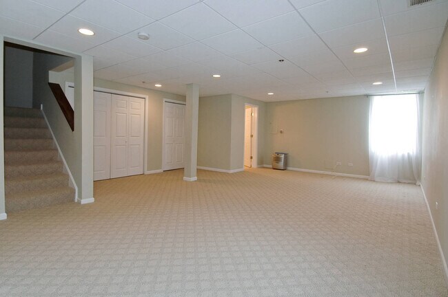 Building Photo - 2162 Yale Cir