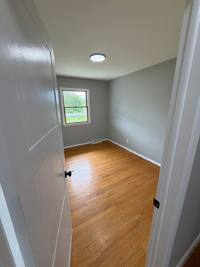 Building Photo - 3 Bedroom Rancher-Country Setting