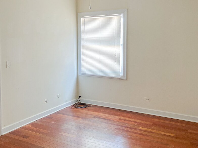 Building Photo - 3114 N Racine Ave