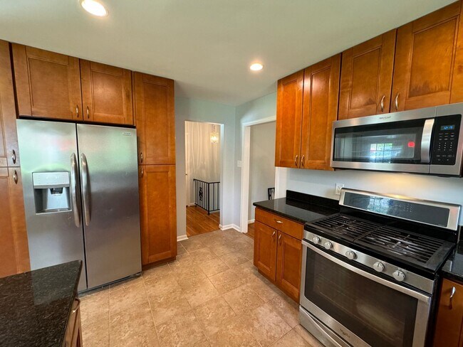 Building Photo - Sought-After 4 Bed 3 Bath L-Shaped Rambler...
