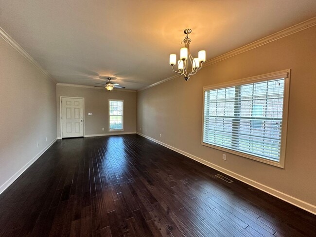 Building Photo - Stunning 3 Bedroom 2 Bath House