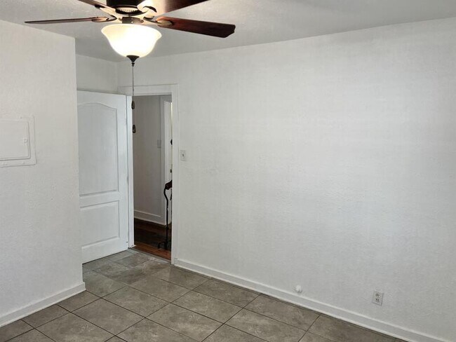 Building Photo - 146 Eross St