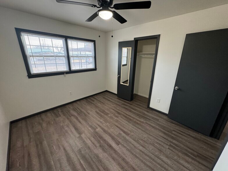 Building Photo - 1210 46th Pl