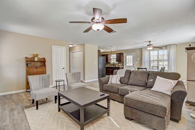 Building Photo - 460 Pine Tree Loop