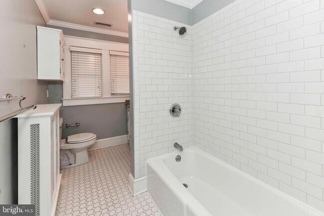 Building Photo - 209 W Myrtle St