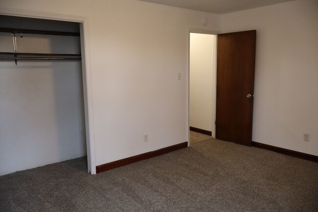 Building Photo - 2305 Southridge Dr